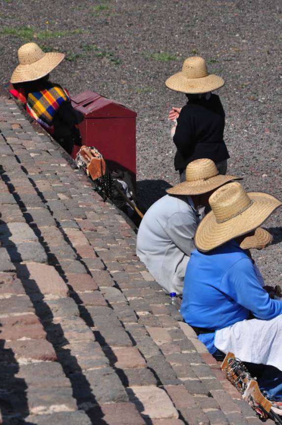 Contra o sol forte, nada melhor do que um sombreiro! (em Teotihuacán, ao norte da Cidade do México)